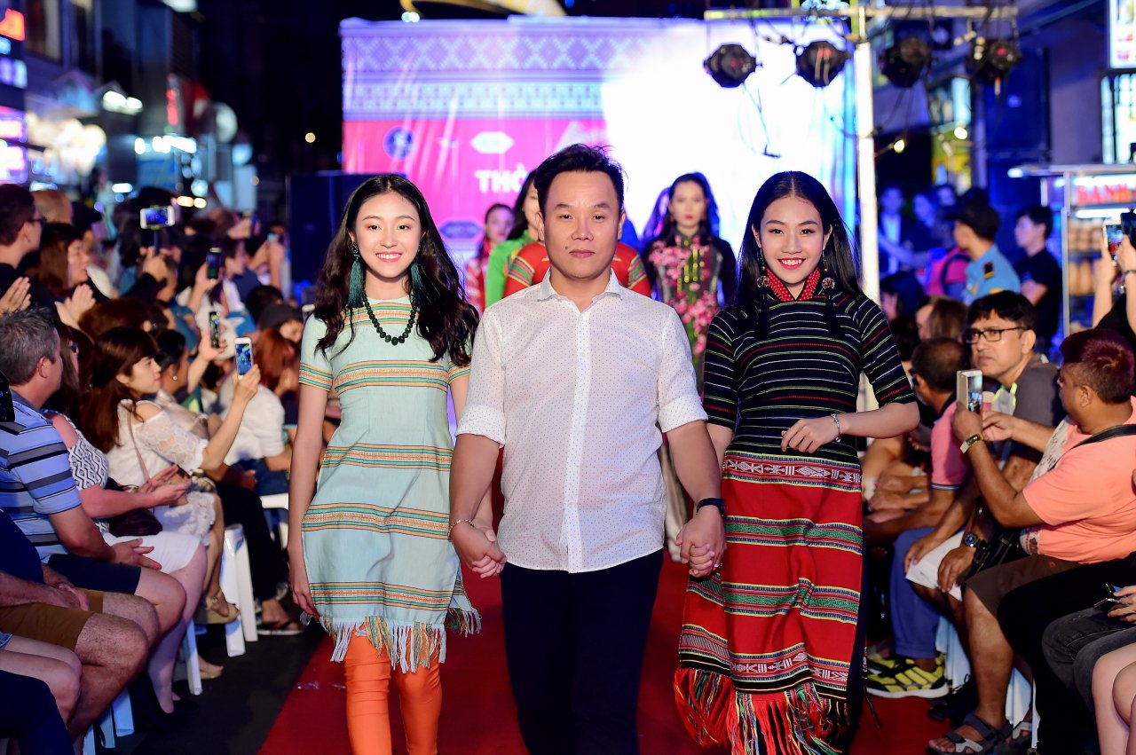 ntk-viet-hung-va-nguoi-dep-hang-nie-mang-tho-cam-nao-loan-pho-di-bo-bui-vien