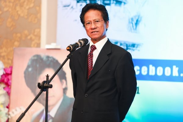 che-linh-bat-ngo-chon-hoa-hau-chuyen-gioi-huong-giang-lam-khach-moi-dac-biet