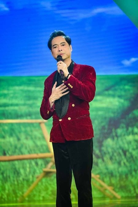 che-linh-bat-ngo-chon-hoa-hau-chuyen-gioi-huong-giang-lam-khach-moi-dac-biet