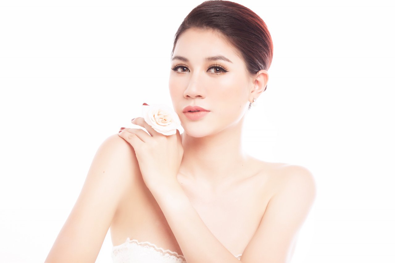 hhen-nie-bi-che-bai-nhan-sac-trang-tran-benh-vuc-trong-cac-hoa-hau-khoang-10-nam-tro-lai-chi-thich-hhen-nie