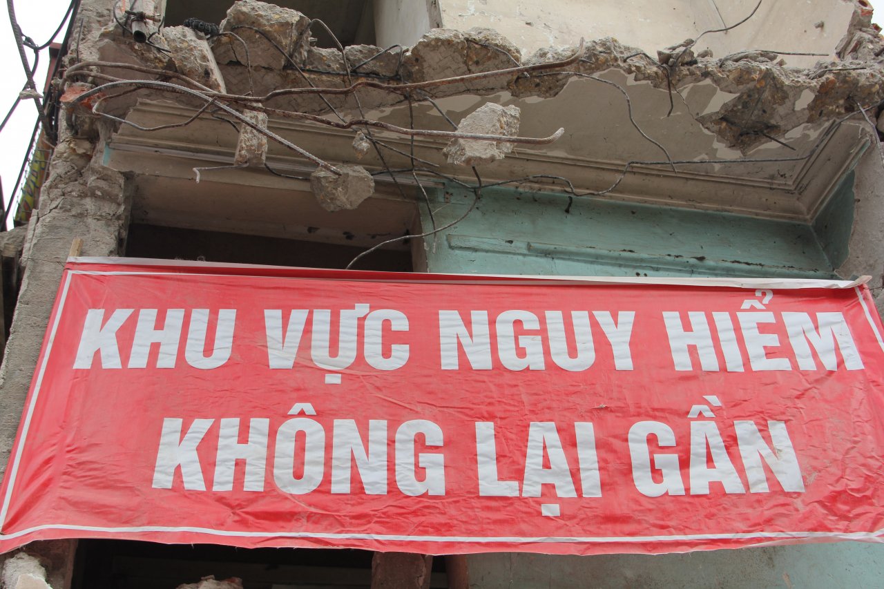 rung-minh-truoc-quan-bun-cha-giua-hai-ngoi-nha-pha-do-co-the-sap-bat-cu-luc-nao