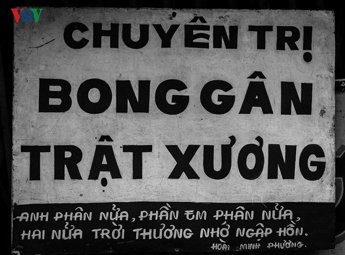 Cụ ông gần 40 năm vẽ bảng hiệu quảng cáo bằng tay giữa Sài Gòn