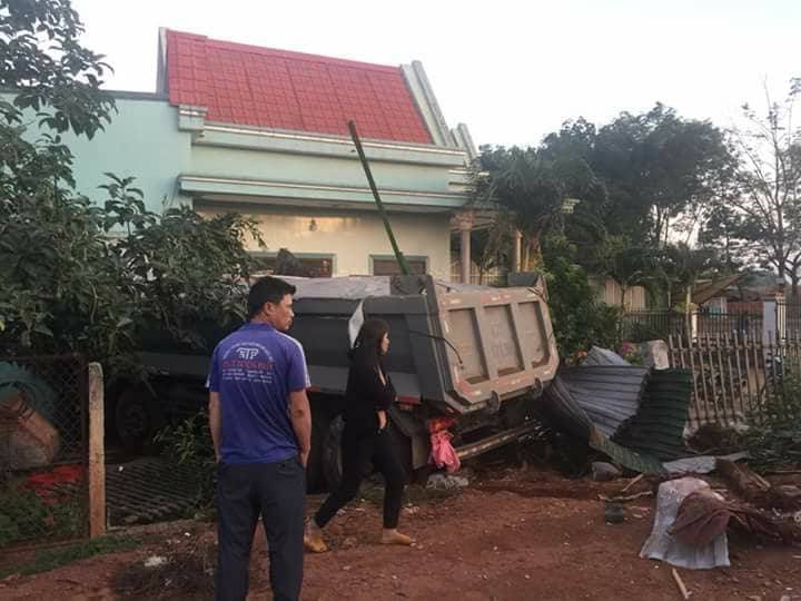 dac-nong-xe-mat-lai-dam-sap-3-nha-dan
