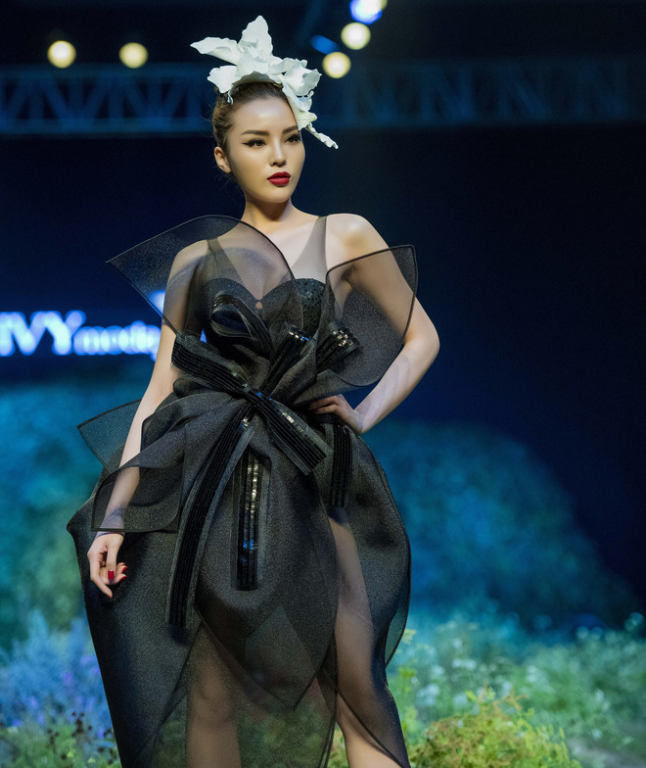 giua-nghi-van-bi-to-la-nguoi-thu-ba-ky-duyen-dien-vay-voan-xuyen-thau-lam-vedette-show-thoi-trang