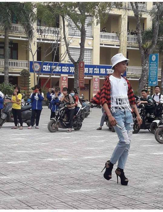 Nam sinh đi giày cao gót 15 cm trên phố và những lời trêu ghẹo khiếm nhã - Ảnh 2.