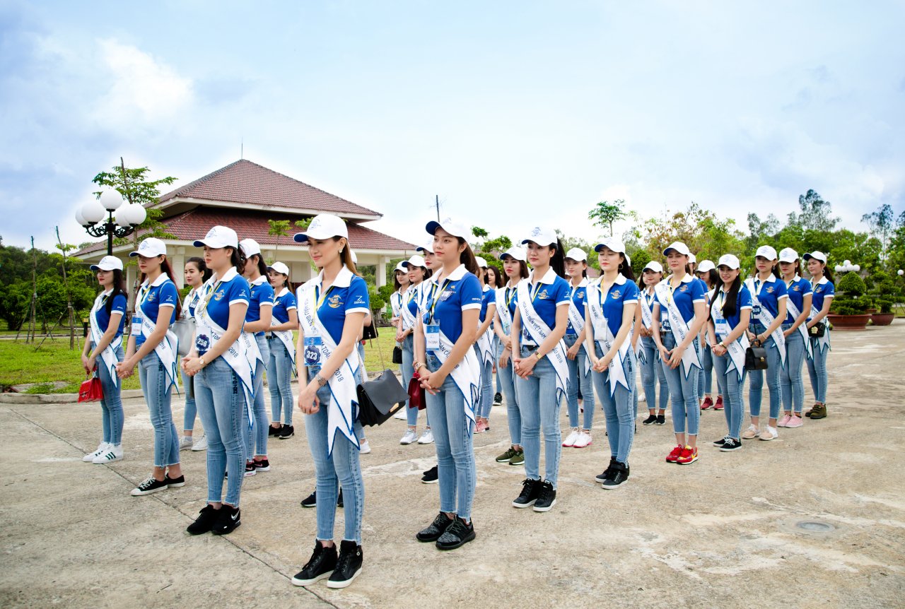 top-40-hoa-hau-bien-viet-nam-toan-cau-an-mac-gian-di-doi-nang-trong-cay-o-u-minh-thuong