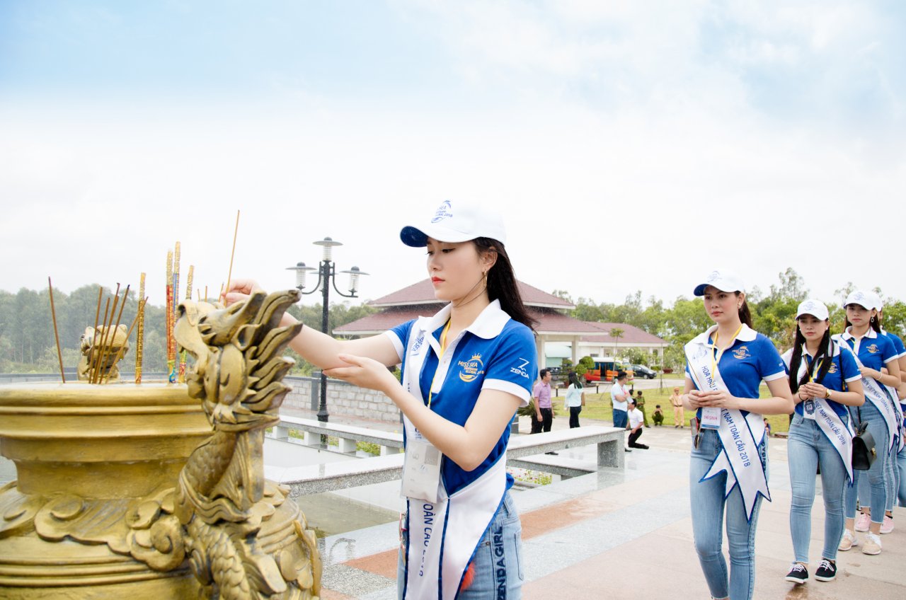top-40-hoa-hau-bien-viet-nam-toan-cau-an-mac-gian-di-doi-nang-trong-cay-o-u-minh-thuong