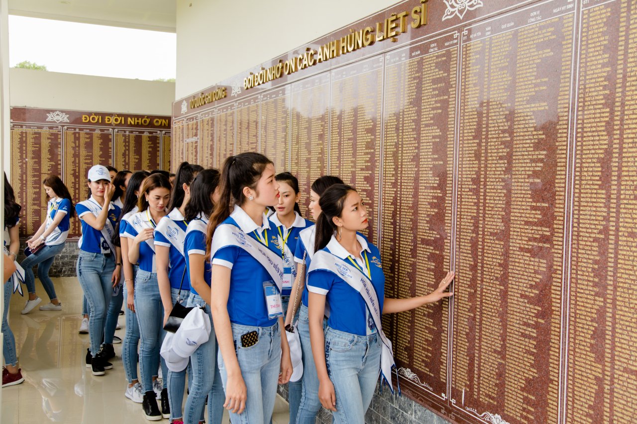 top-40-hoa-hau-bien-viet-nam-toan-cau-an-mac-gian-di-doi-nang-trong-cay-o-u-minh-thuong