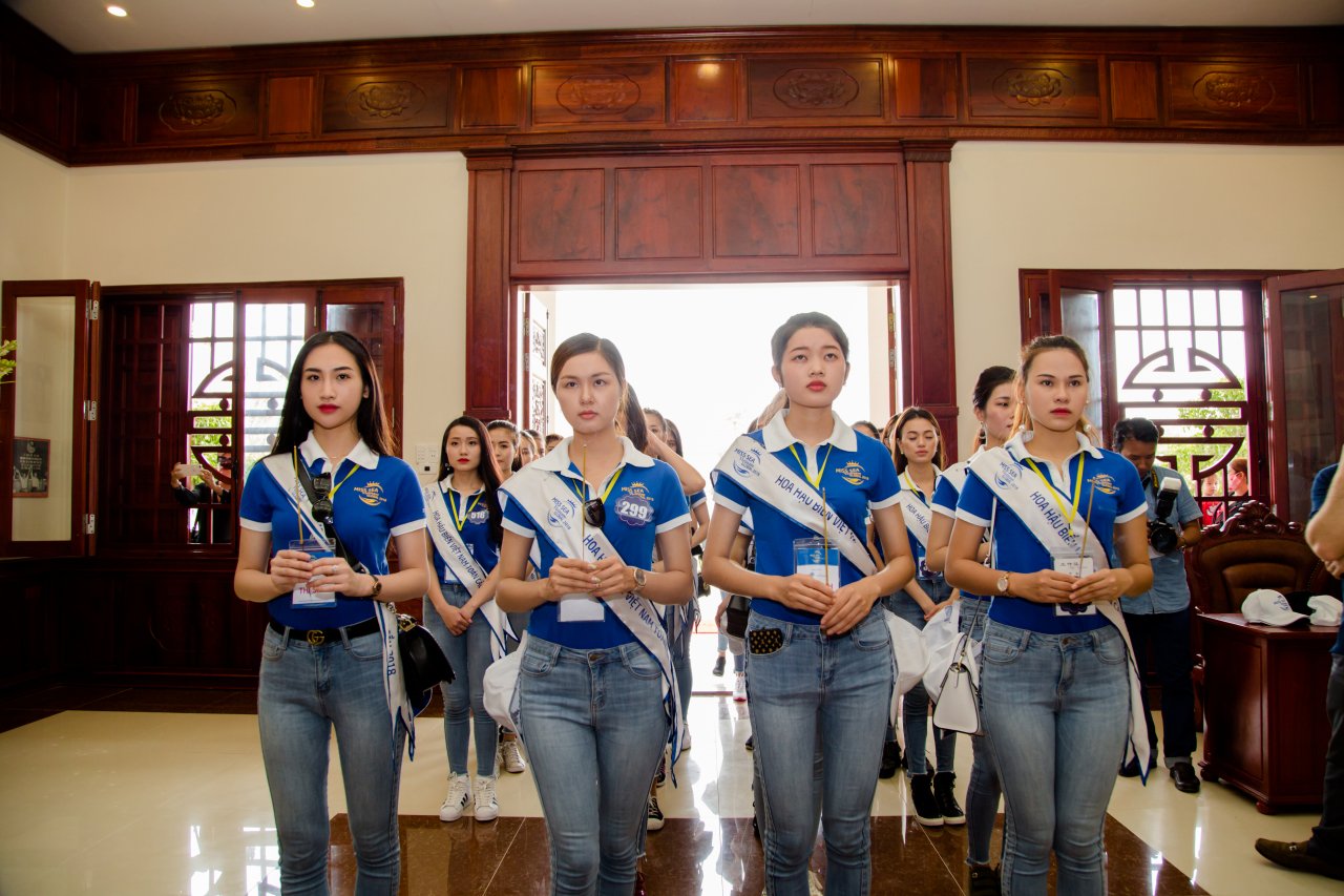 top-40-hoa-hau-bien-viet-nam-toan-cau-an-mac-gian-di-doi-nang-trong-cay-o-u-minh-thuong