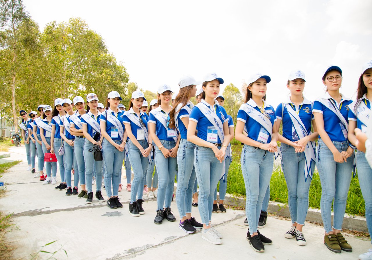 top-40-hoa-hau-bien-viet-nam-toan-cau-an-mac-gian-di-doi-nang-trong-cay-o-u-minh-thuong