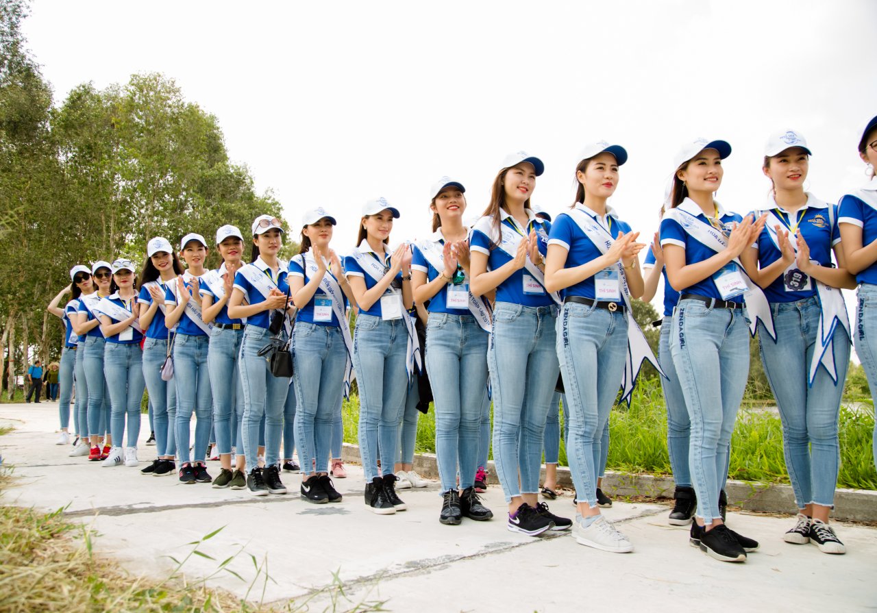 top-40-hoa-hau-bien-viet-nam-toan-cau-an-mac-gian-di-doi-nang-trong-cay-o-u-minh-thuong