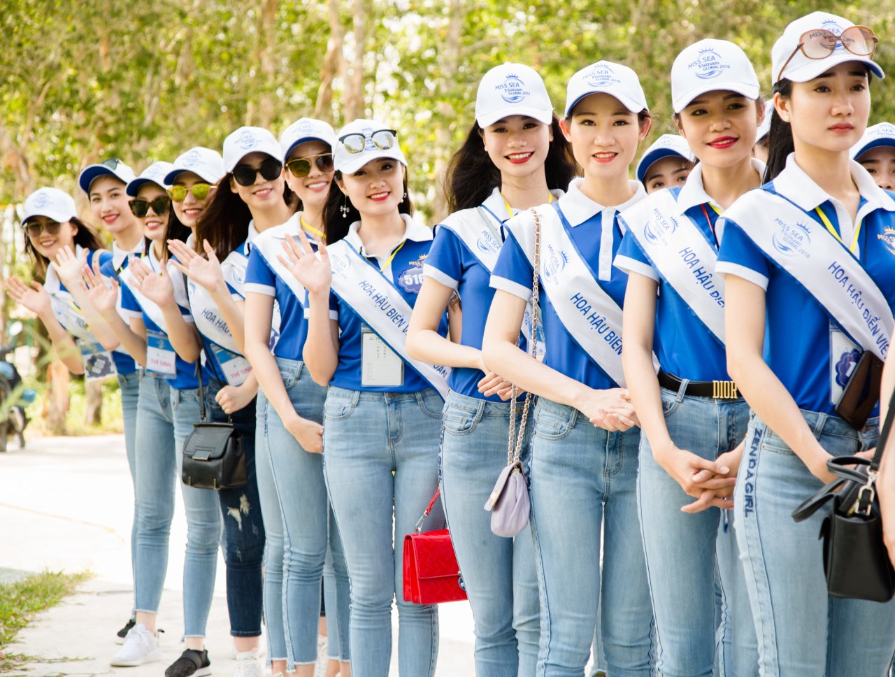 top-40-hoa-hau-bien-viet-nam-toan-cau-an-mac-gian-di-doi-nang-trong-cay-o-u-minh-thuong