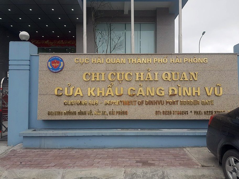 Nườm nượp cảnh kẹp tiền, đưa - nhận tại Hải quan Hải Phòng