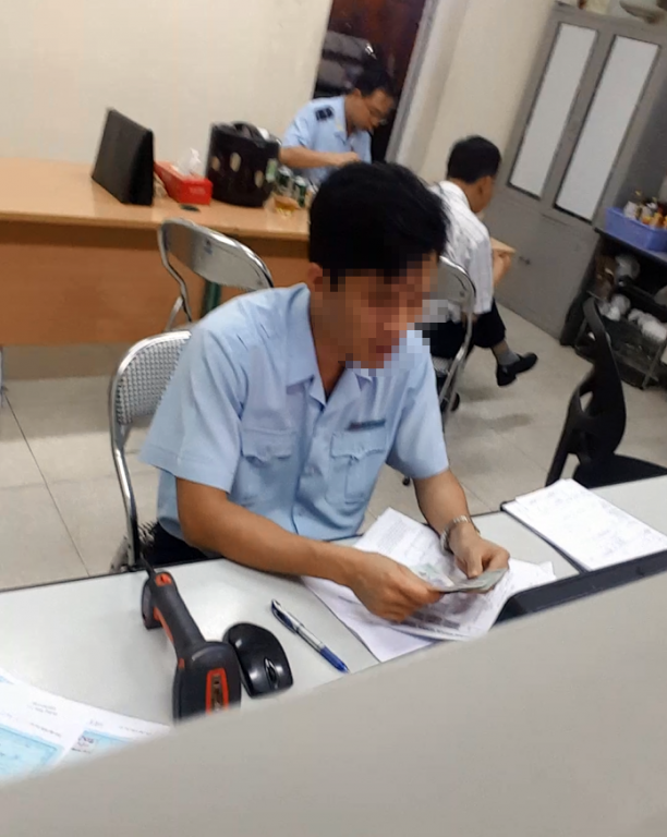 Nườm nượp cảnh kẹp tiền, đưa - nhận tại Hải quan Hải Phòng