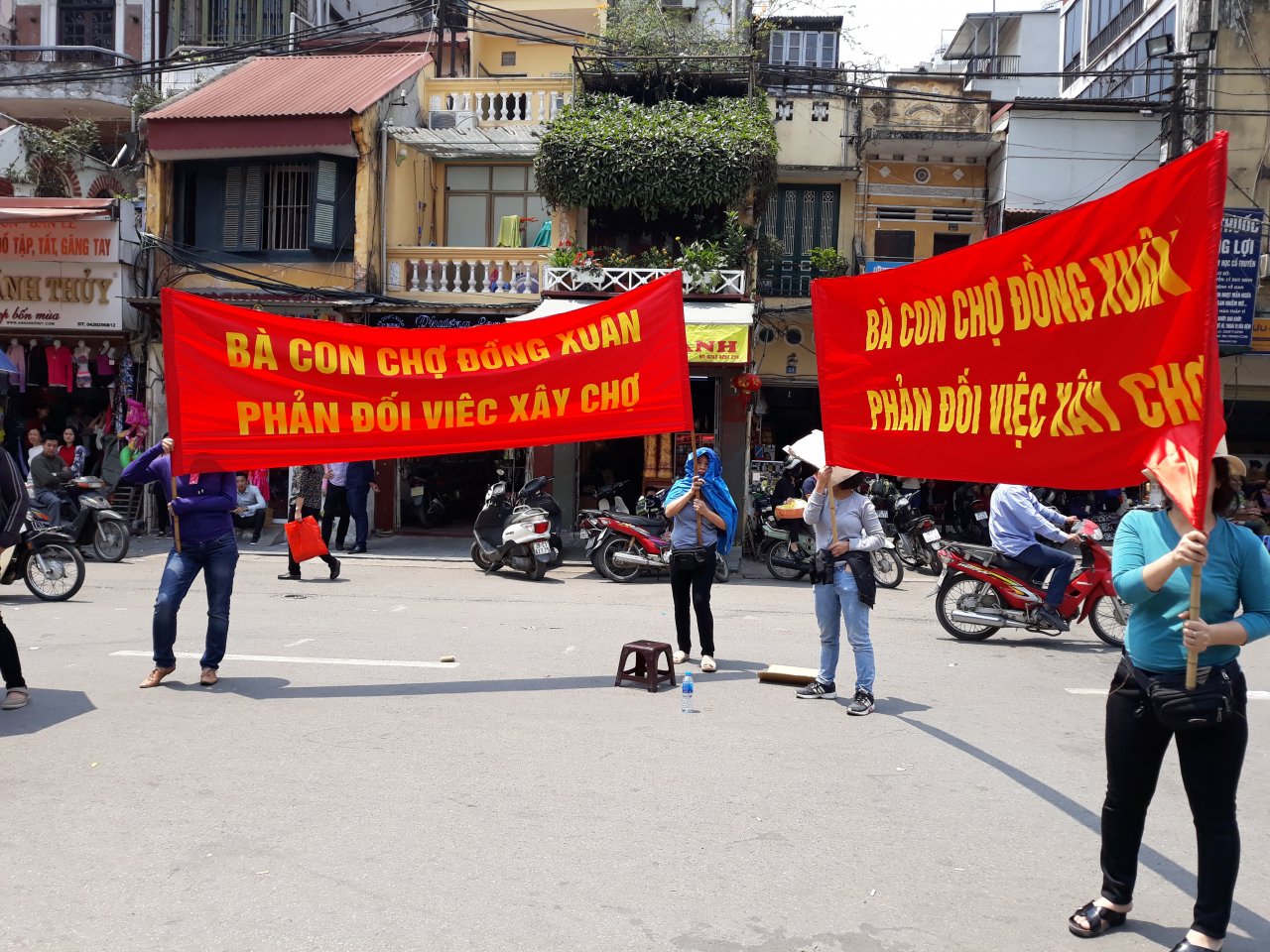 tieu-thuong-cho-dong-xuan-cang-bang-ron-phan-doi-vi-nghe-tin-don-xay-lai-cho