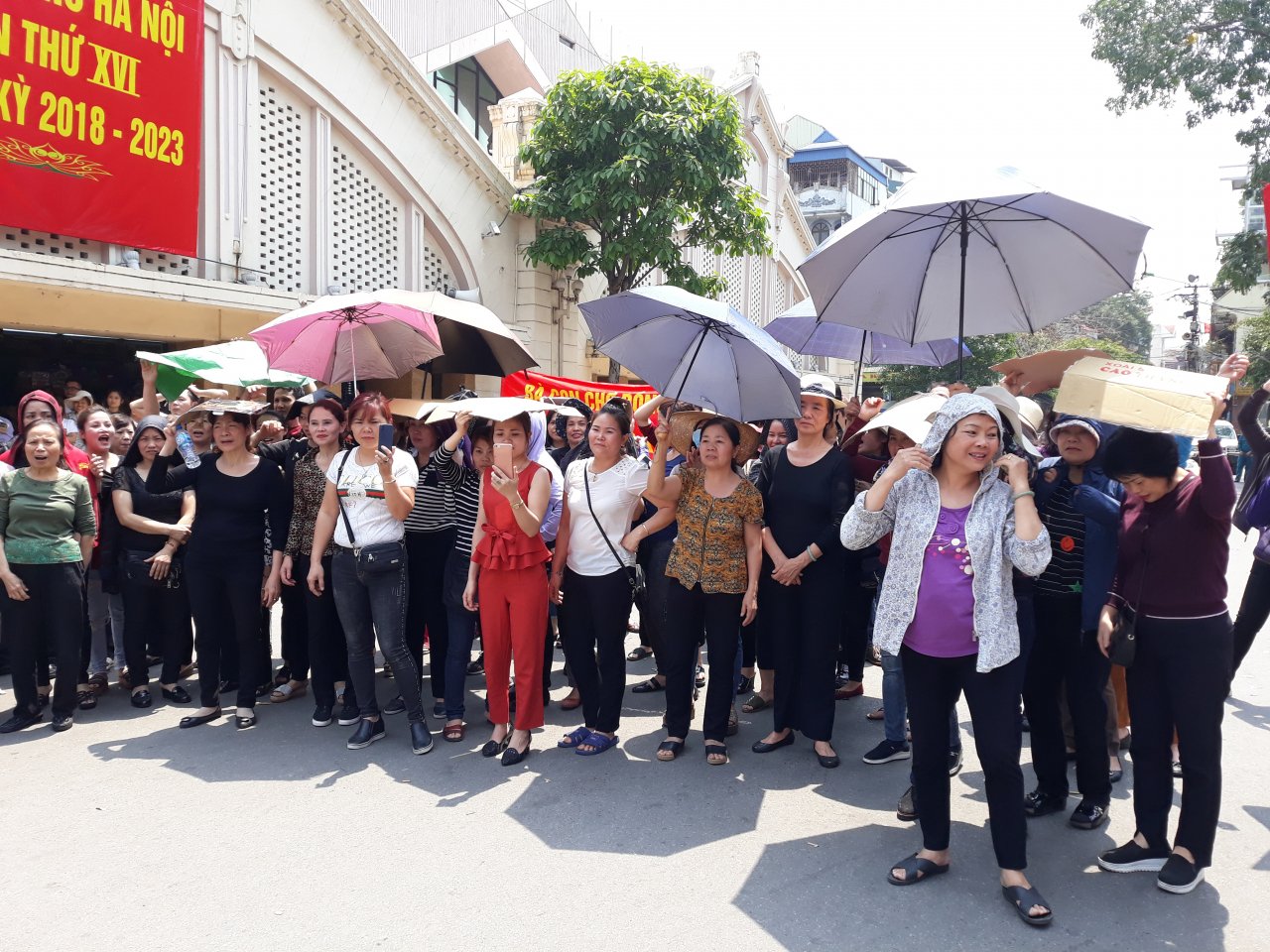 tieu-thuong-cho-dong-xuan-cang-bang-ron-phan-doi-vi-nghe-tin-don-xay-lai-cho