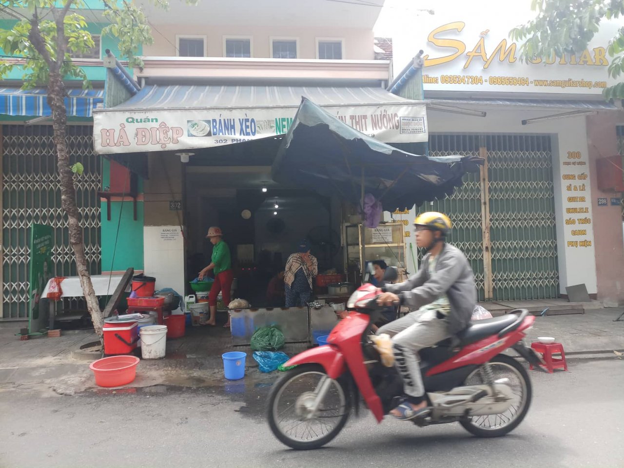 vi-mieng-banh-xeo-ga-trai-trang-hanh-hung-co-gai-den-mat-may-bien-dang