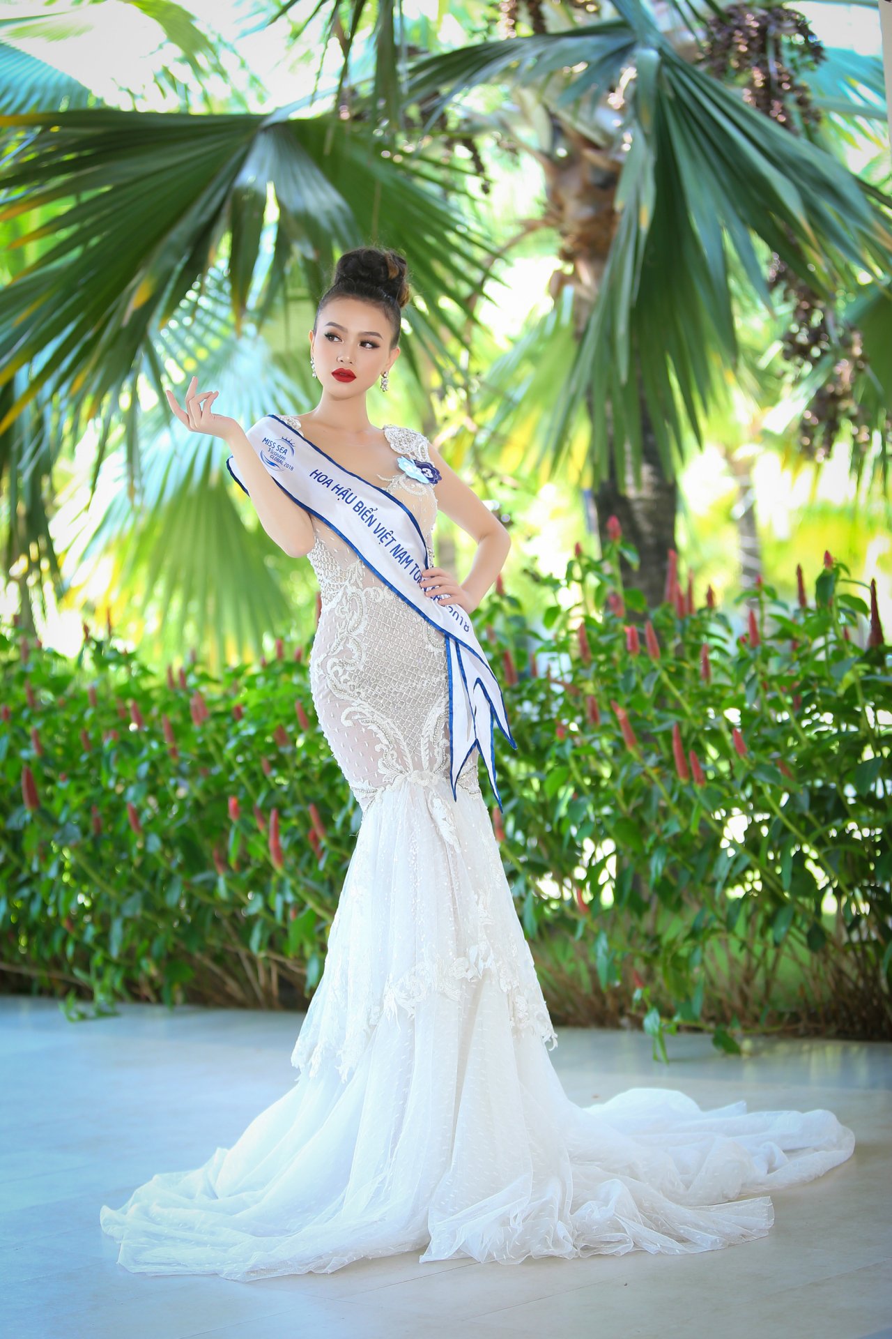 tung-bo-anh-da-hoi-dep-nghet-tho-thi-sinh-hoa-hau-bien-viet-nam-toan-cau-dap-tan-tin-don-kem-sac
