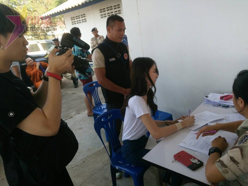 Thiên thần chuyển giới Thái Lan lo lắng khi khám nghĩa vụ quân sự