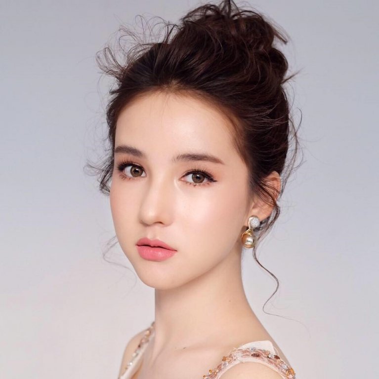 Thiên thần chuyển giới Thái Lan lo lắng khi khám nghĩa vụ quân sự