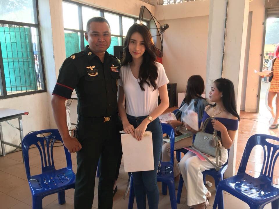 Thiên thần chuyển giới Thái Lan lo lắng khi khám nghĩa vụ quân sự