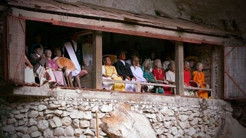 ben-trong-ngoi-lang-noi-nguoi-chet-duoc-hoi-sinh-cung-nguoi-song