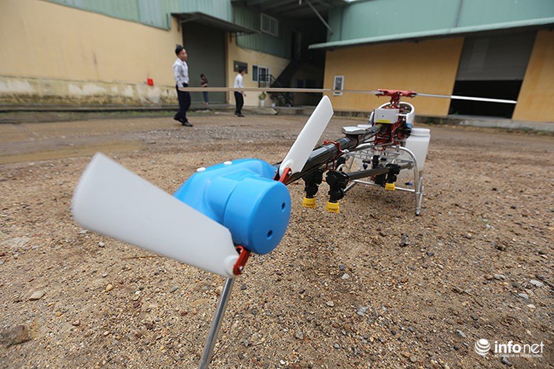 Cận cảnh máy bay không người lái phun thuốc trừ sâu giá gần 600 triệu đồng