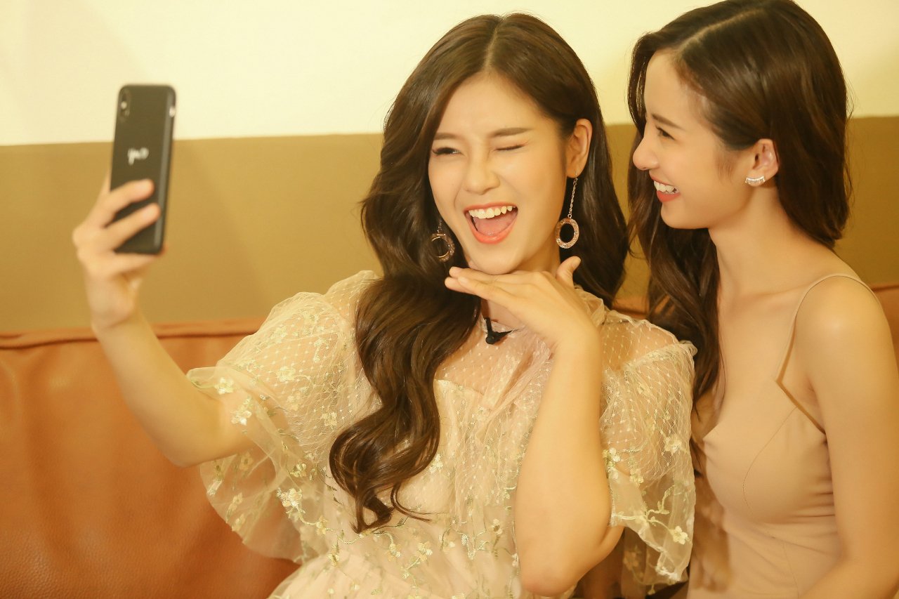 hoang-yen-chibi-va-jun-vu-than-thiet-the-nay-hoi-sao-fan-cu-nhiet-tinh-ghep-doi