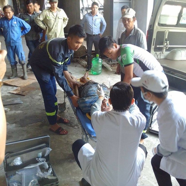 sap-gian-giao-tu-tang-2-cong-trinh-10-cong-nhan-may-man-thoat-chet