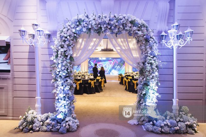 Bố mẹ hai bên gia đình có mặt đông đủ trong đám cưới của biên đạo John Huy Trần và bạn trai Nhiệm Huỳnh