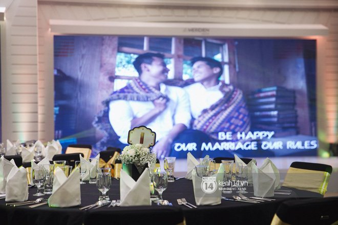 Bố mẹ hai bên gia đình có mặt đông đủ trong đám cưới của biên đạo John Huy Trần và bạn trai Nhiệm Huỳnh