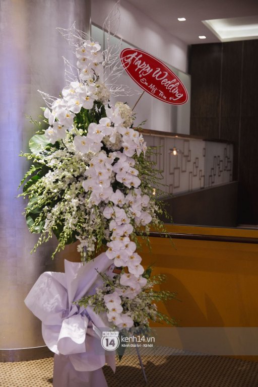 Bố mẹ hai bên gia đình có mặt đông đủ trong đám cưới của biên đạo John Huy Trần và bạn trai Nhiệm Huỳnh