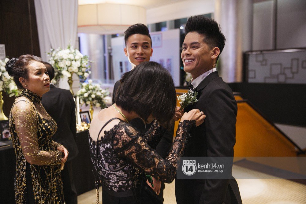Bố mẹ hai bên gia đình có mặt đông đủ trong đám cưới của biên đạo John Huy Trần và bạn trai Nhiệm Huỳnh
