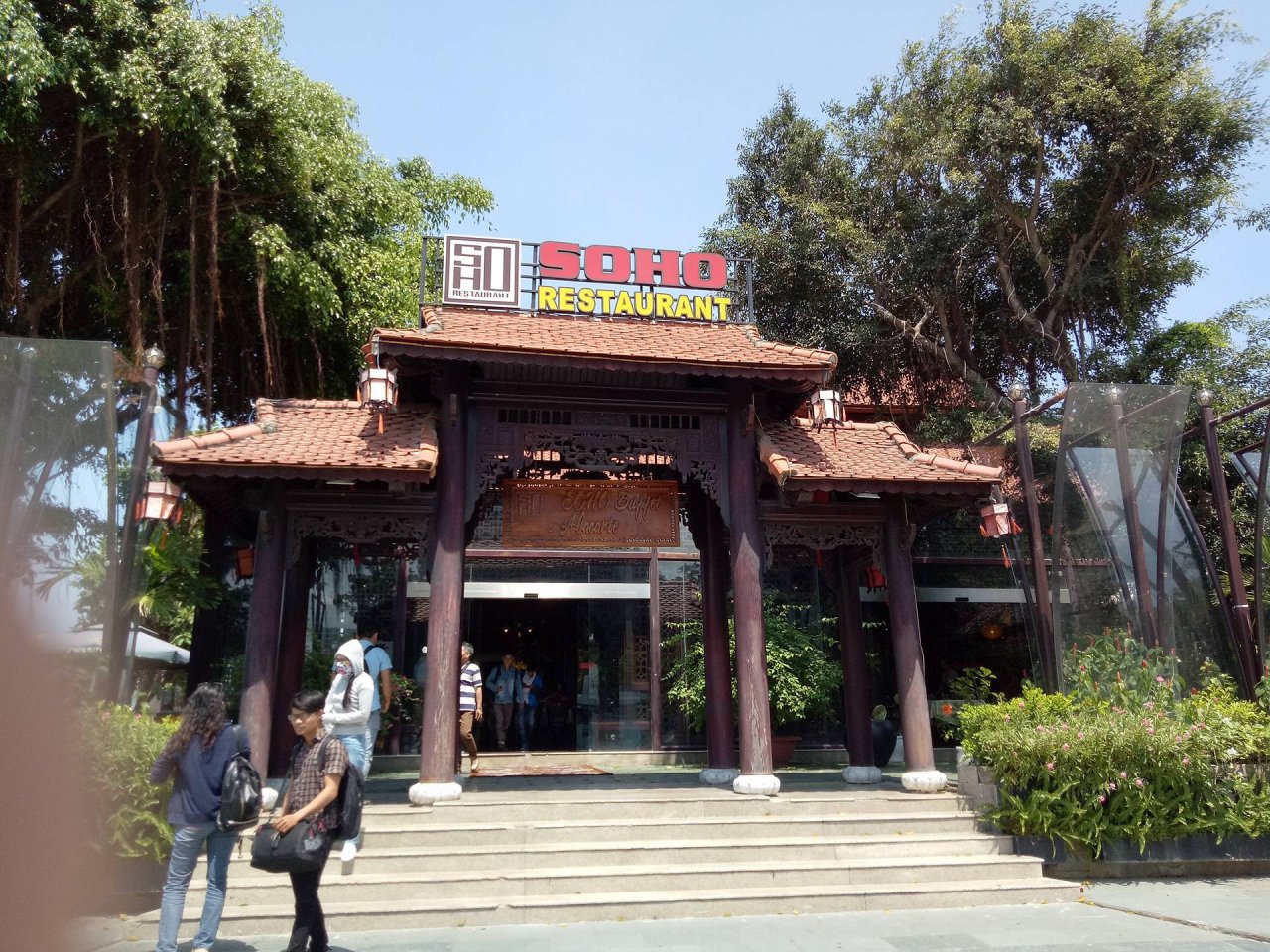 xac-minh-ro-vu-du-khach-to-nhan-vien-nha-hang-danh-nhap-vien