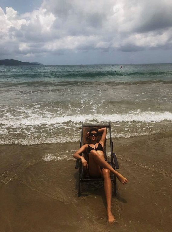 hhen-nie-lan-dau-khoe-anh-mac-bikini-do-dang-goi-cam-voi-pham-huong