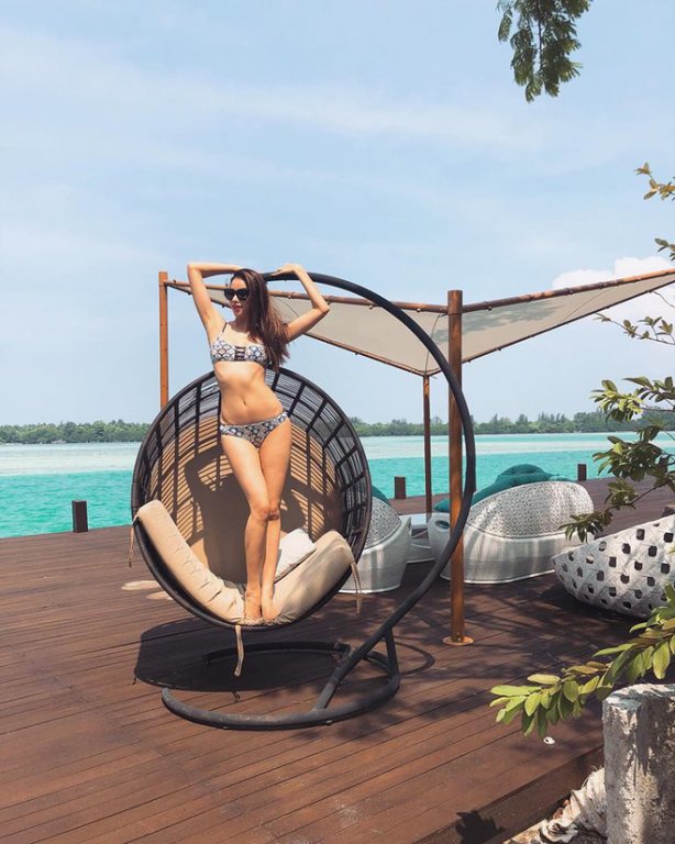 hhen-nie-lan-dau-khoe-anh-mac-bikini-do-dang-goi-cam-voi-pham-huong