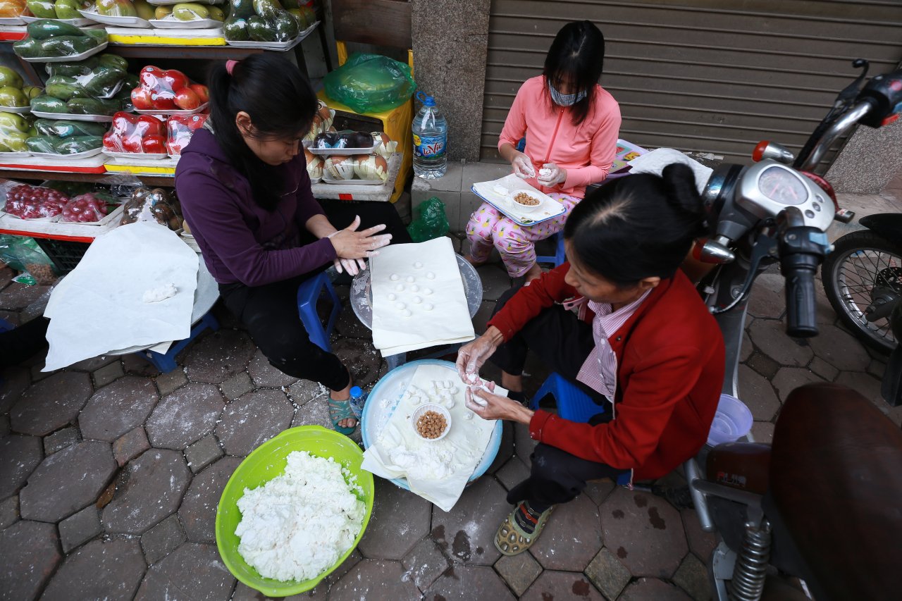 tet-han-thuc-nguoi-dan-xep-hang-mua-banh-troi-nhu-thoi-bao-cap