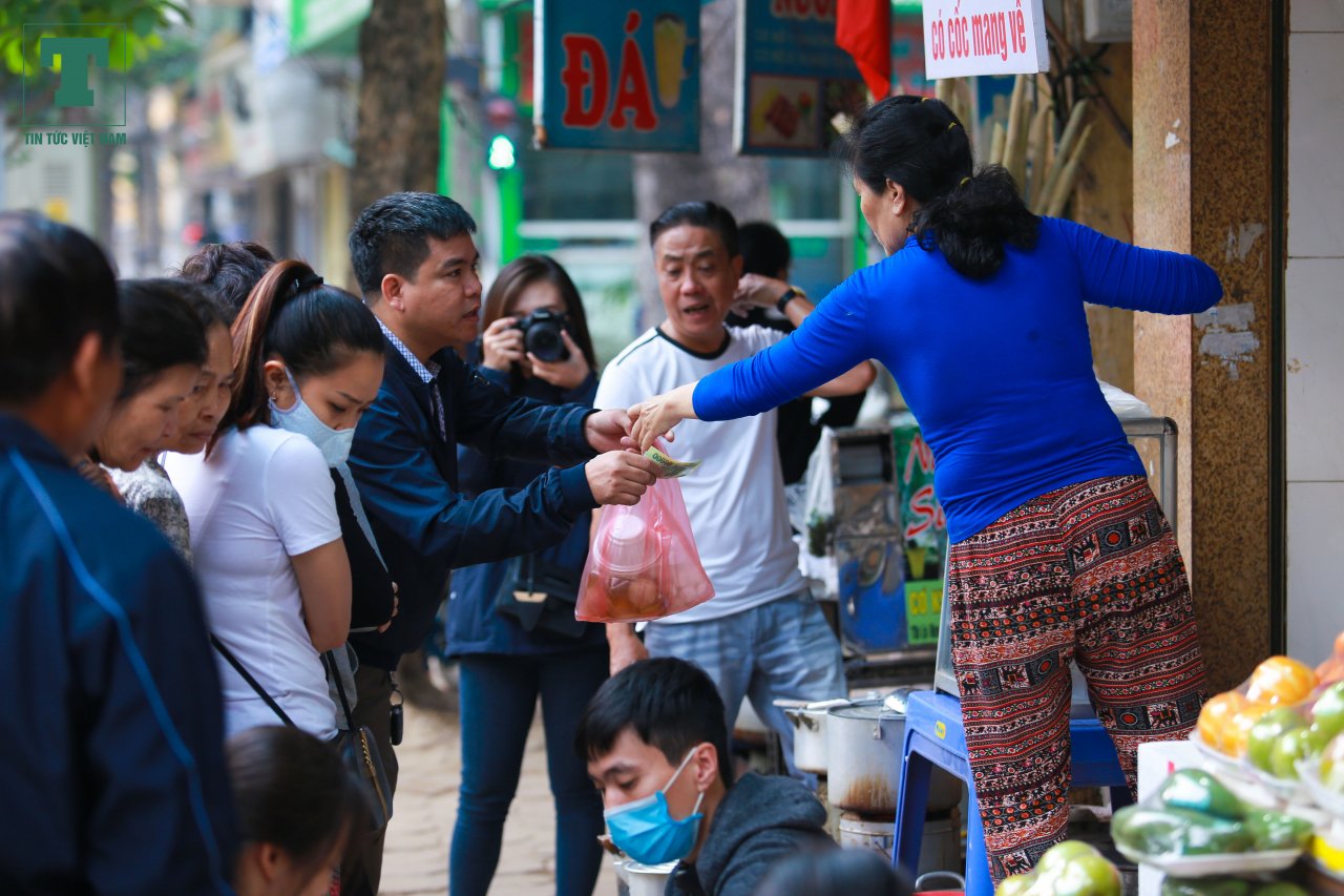 tet-han-thuc-nguoi-dan-xep-hang-mua-banh-troi-nhu-thoi-bao-cap