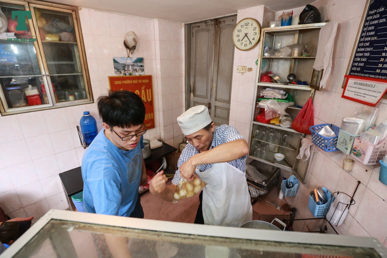 tet-han-thuc-nguoi-dan-xep-hang-mua-banh-troi-nhu-thoi-bao-cap