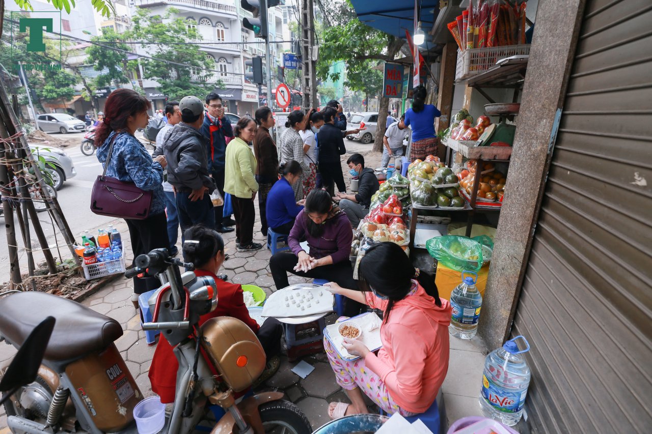 tet-han-thuc-nguoi-dan-xep-hang-mua-banh-troi-nhu-thoi-bao-cap