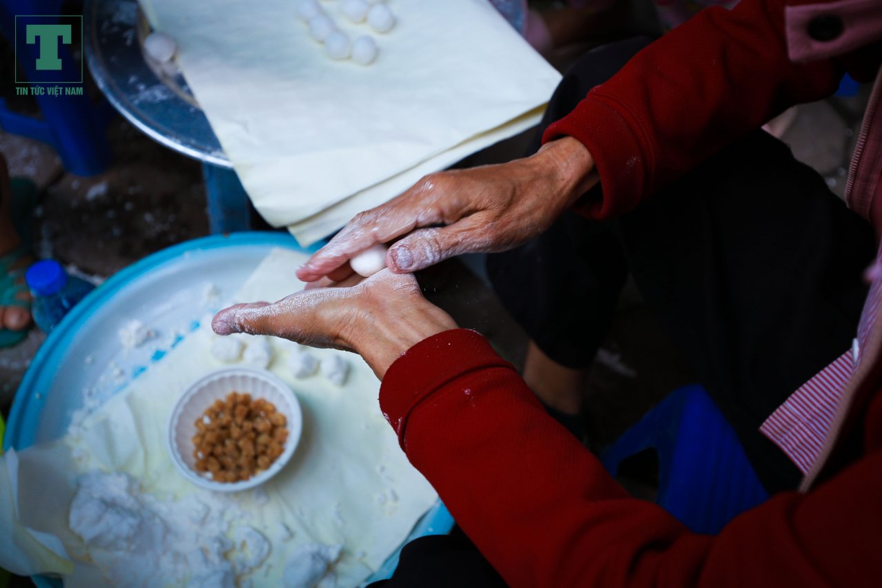 tet-han-thuc-nguoi-dan-xep-hang-mua-banh-troi-nhu-thoi-bao-cap