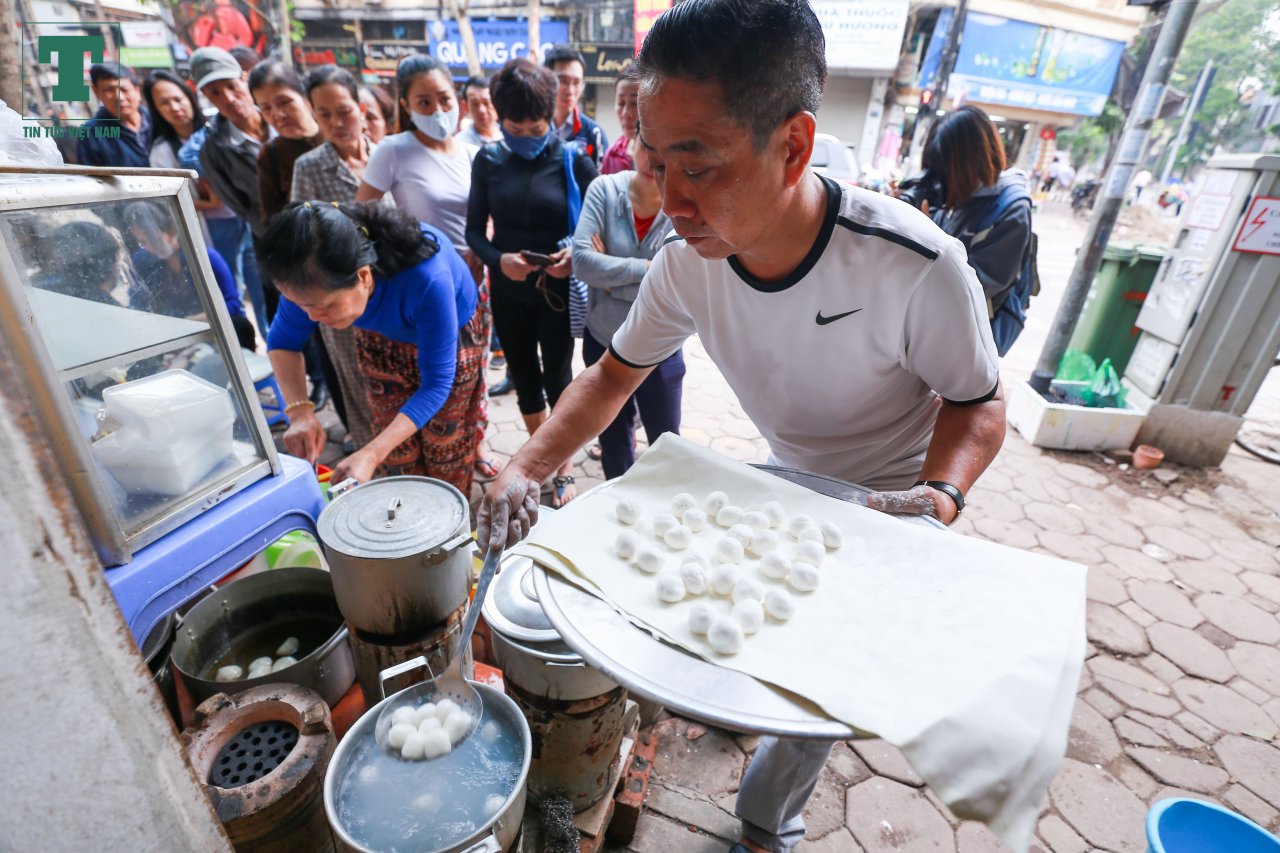 tet-han-thuc-nguoi-dan-xep-hang-mua-banh-troi-nhu-thoi-bao-cap