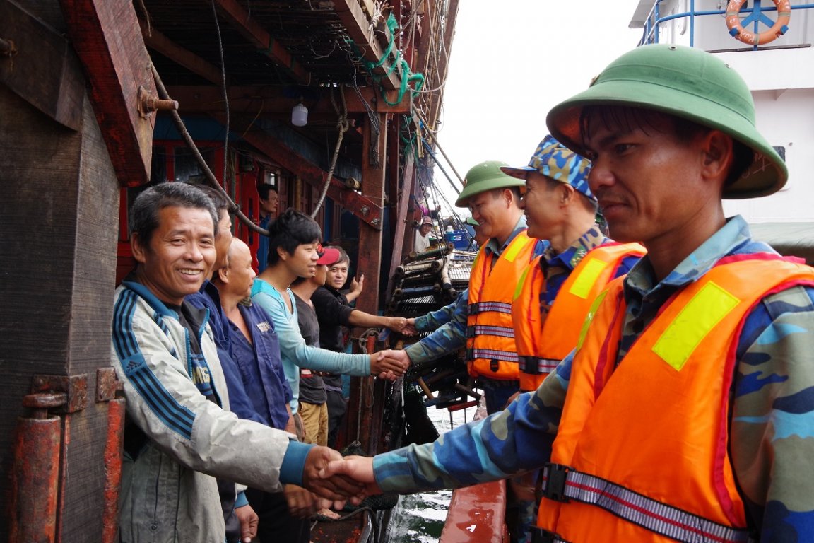 vuot-song-to-gio-lon-luc-luong-bien-phong-cuu-ho-48-ngu-dan-gap-nan-tren-bien