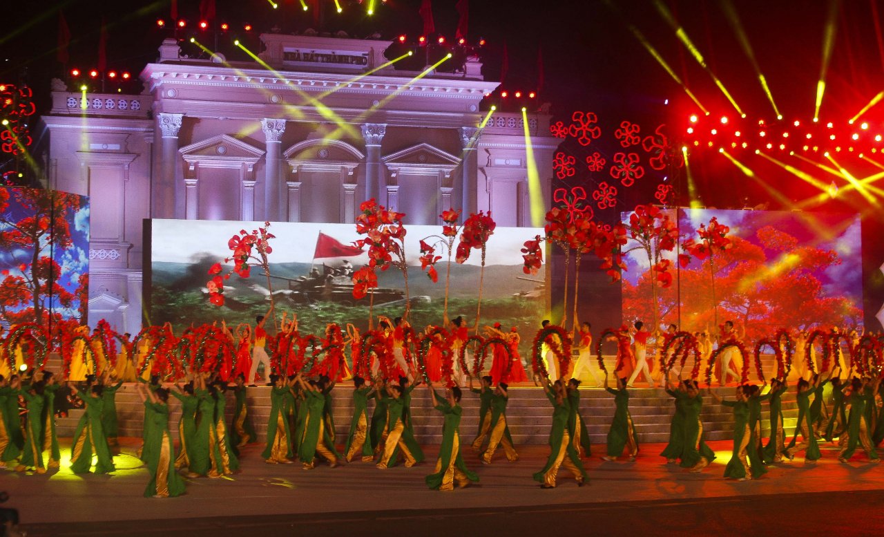 le-hoi-hoa-phuong-do-la-gi-va-hai-phong-manh-tay-dau-tu-21-ty-cho-le-hoi-hoa-phuong-do-2018