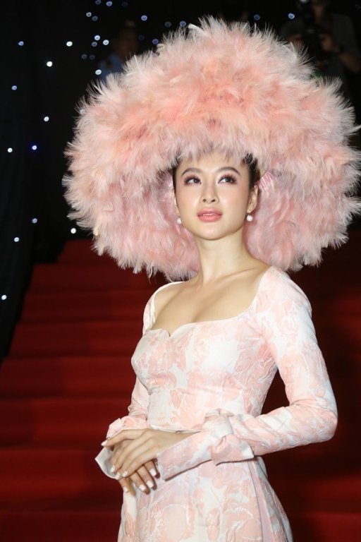 angela-phuong-trinh-va-nhung-bo-canh-choi-troi-tren-tham-do