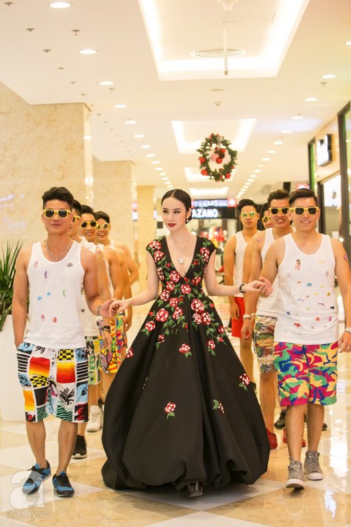 angela-phuong-trinh-va-nhung-bo-canh-choi-troi-tren-tham-do