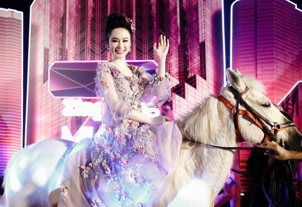 angela-phuong-trinh-va-nhung-bo-canh-choi-troi-tren-tham-do