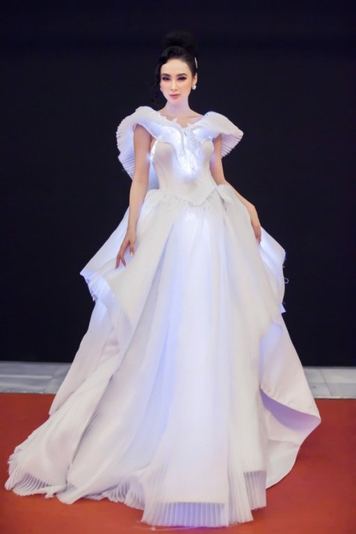 angela-phuong-trinh-va-nhung-bo-canh-choi-troi-tren-tham-do