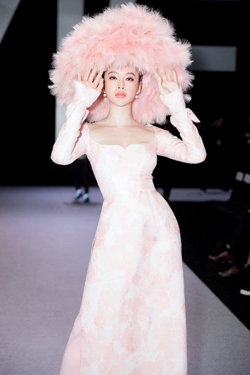 angela-phuong-trinh-va-nhung-bo-canh-choi-troi-tren-tham-do