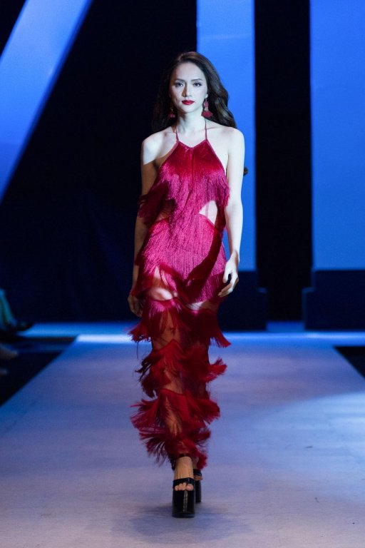 lan-dau-lam-vedette-san-dien-huong-giang-gay-an-tuong-voi-man-catwalk-chang-thua-sieu-mau